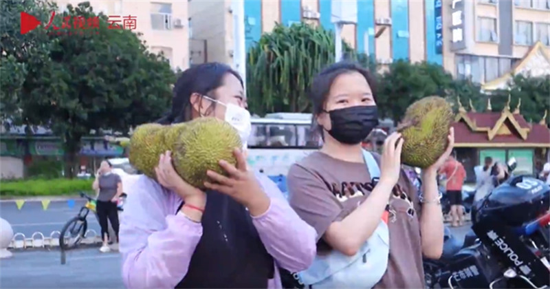 Yunnan : la ville de Mang distribue gratuitement des fruits aux habitants locaux