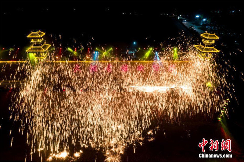 Shanxi : une rencontre entre le patrimoine culturel immatériel ? Fleurs de fer en fusion ? et la musique électronique populaire à Jincheng