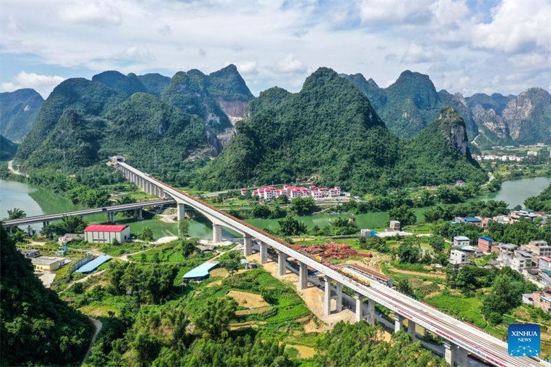 Guangxi : début de la pose des voies de la ligne ferroviaire à grande vitesse Guiyang-Nanning