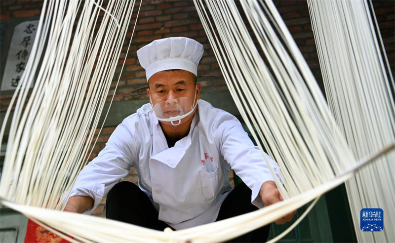 Shaanxi : un héritier du patrimoine culturel immatériel des nouilles creuses