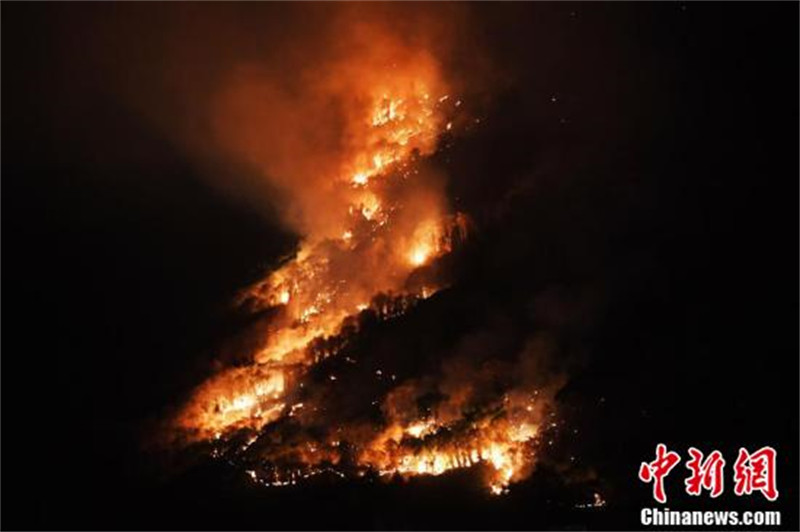 Un district de Chongqing frappé par des feux de forêt, plusieurs hélicoptères de sauvetage participent à la lutte contre les incendies