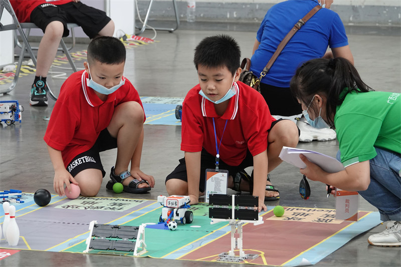 Guangxi : des adolescents rivalisent de compétences en robotique lors de leurs vacances d'été à Nanning