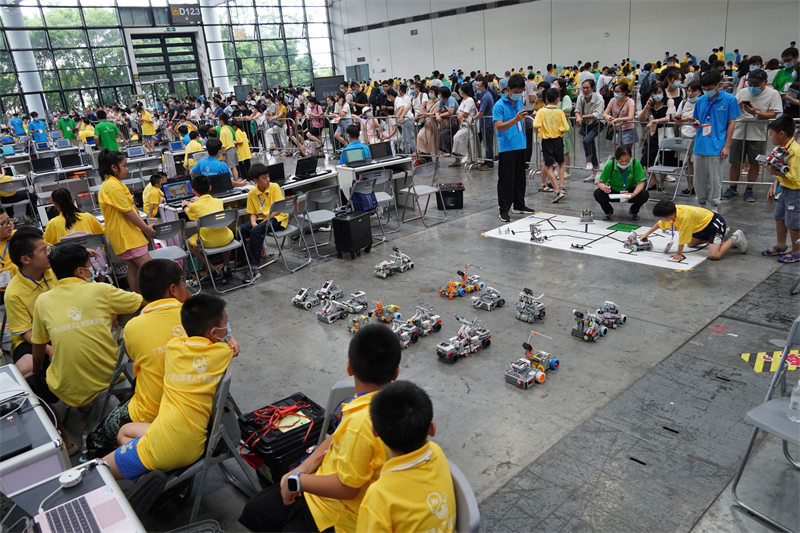 Guangxi : des adolescents rivalisent de compétences en robotique lors de leurs vacances d'été à Nanning