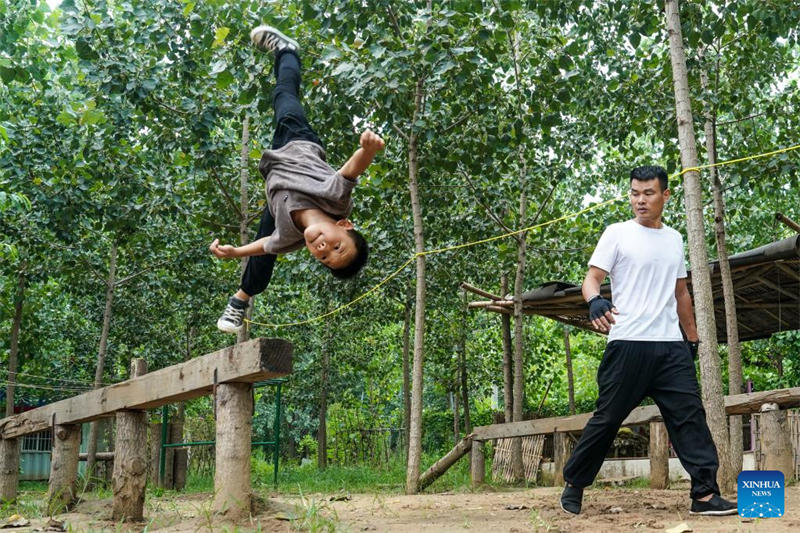 Jiangxi : un amateur d'arts martiaux donne une classe d'entra?nement pour les enfants locaux