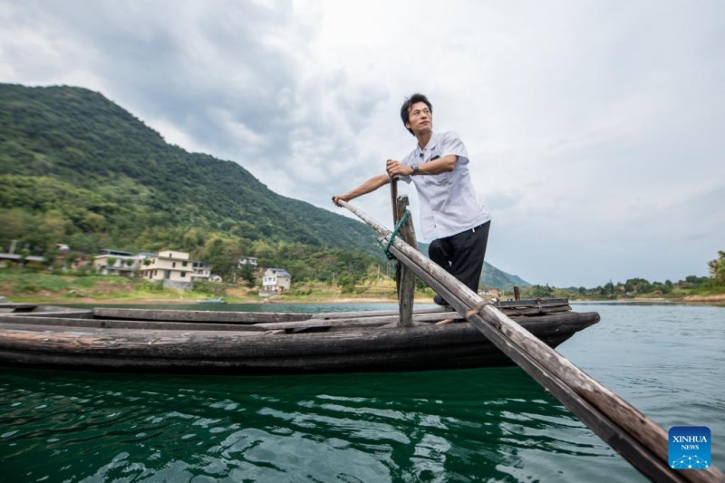 Les 16 ans de dévouement d'un médecin de village du Hubei marchant avec une béquille