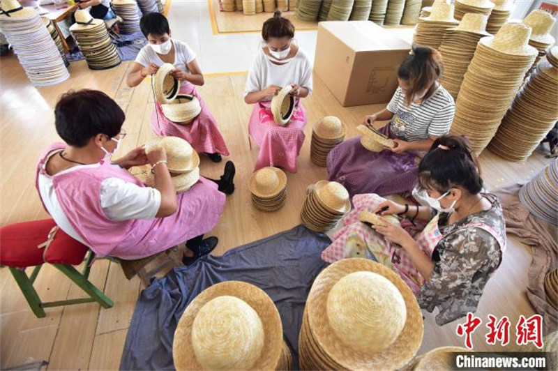 Hebei : des chapeaux de paille fabriqués dans un petit district se vendent très bien à l'étranger