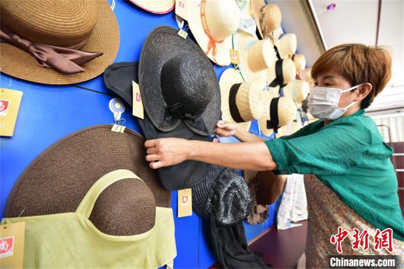 Hebei : des chapeaux de paille fabriqués dans un petit district se vendent très bien à l'étranger