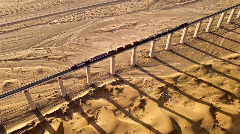 Dans le Gansu, un ? train mystérieux ? traverse des régions dépeuplées avec seulement une personne dans chaque wagon