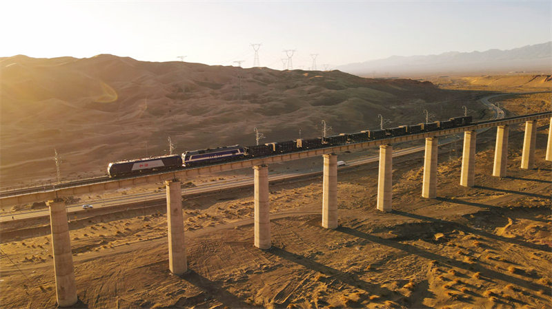 Dans le Gansu, un ? train mystérieux ? traverse des régions dépeuplées avec seulement une personne dans chaque wagon