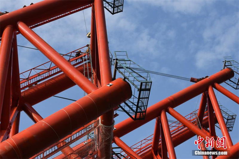 Le pont suspendu de 300 m de haut de Chongqing est en construction