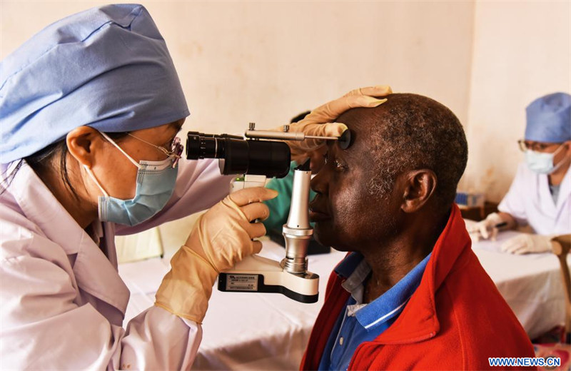 Cameroun : une équipe médicale chinoise fournit des services médicaux gratuits à l'Ouest 