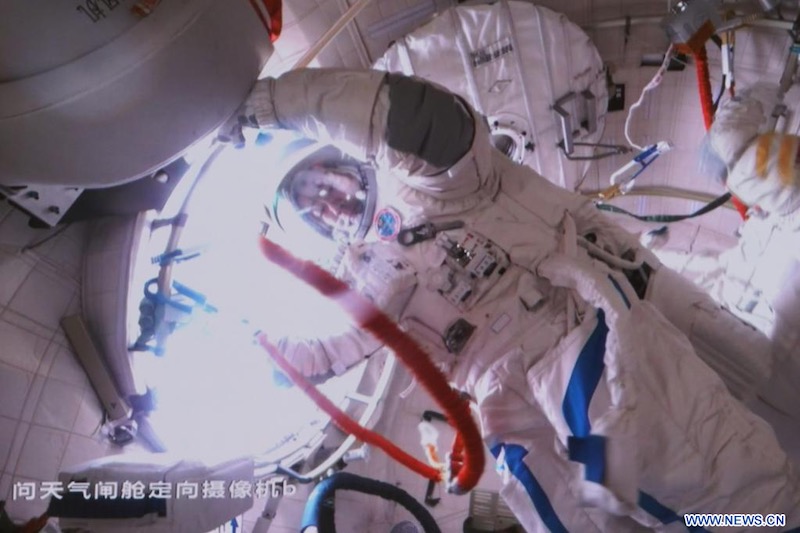 Les ta?konautes de Shenzhou-14 terminent une sortie extravéhiculaire de cinq heures et demie