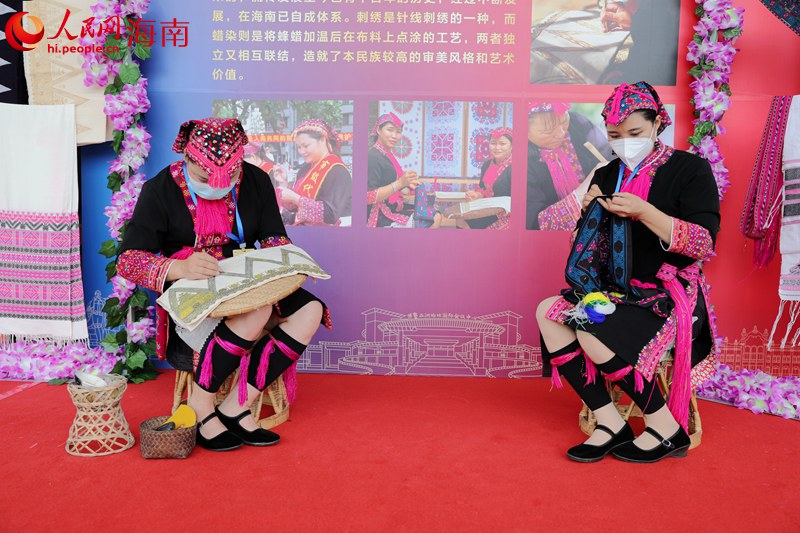 Des chants et danses des Li et des Miao présentés à la 21e Convention de la Fédération internationale des Teochew à Hainan