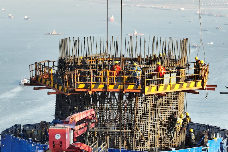 Jiangsu : la hauteur de la tour principale du pont Changtai sur le fleuve Yangtsé à Changzhou a dépassé 200 mètres