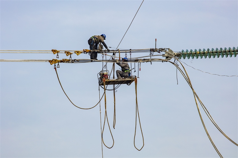 Anhui : la construction de réseaux électriques bat son plein malgré l'hiver rude à Bozhou