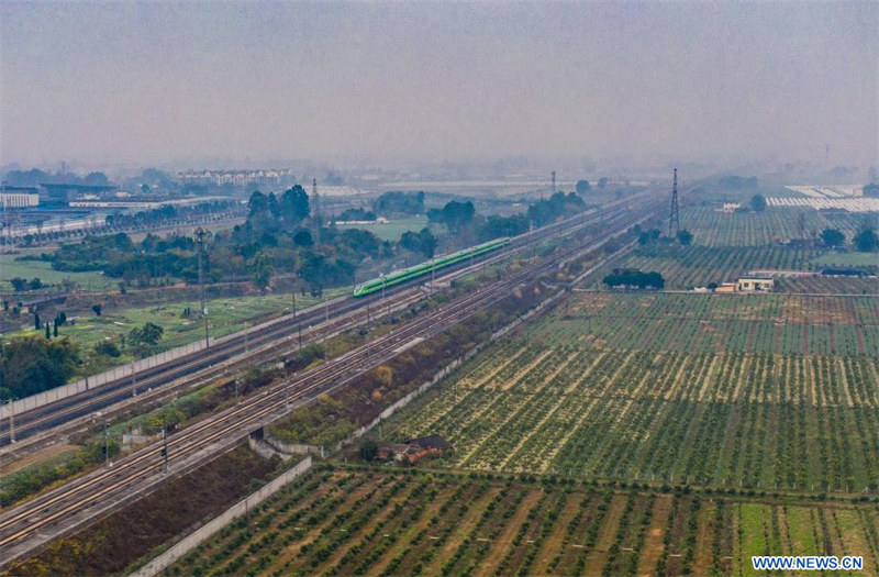 Le lancement d'un nouveau chemin de fer accélère les voyages en train dans le sud-ouest de la Chine