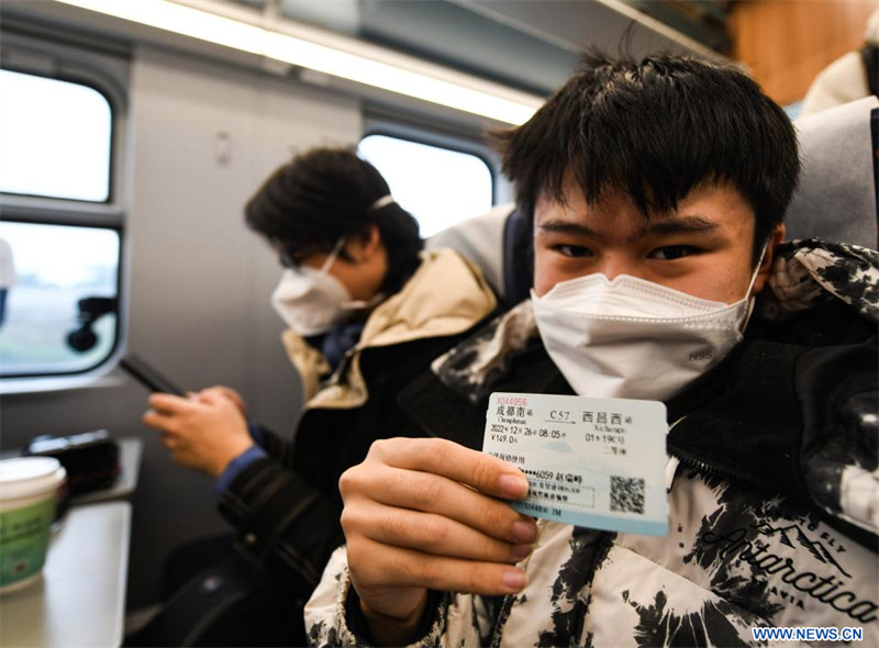 Le lancement d'un nouveau chemin de fer accélère les voyages en train dans le sud-ouest de la Chine