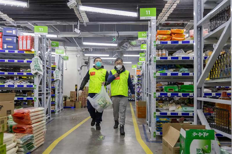 Shanghai : pour préserver les capacités de transport de la ville, un commando de jeunes se transforme en ? escouade ? pour le tri des légumes et des fruits