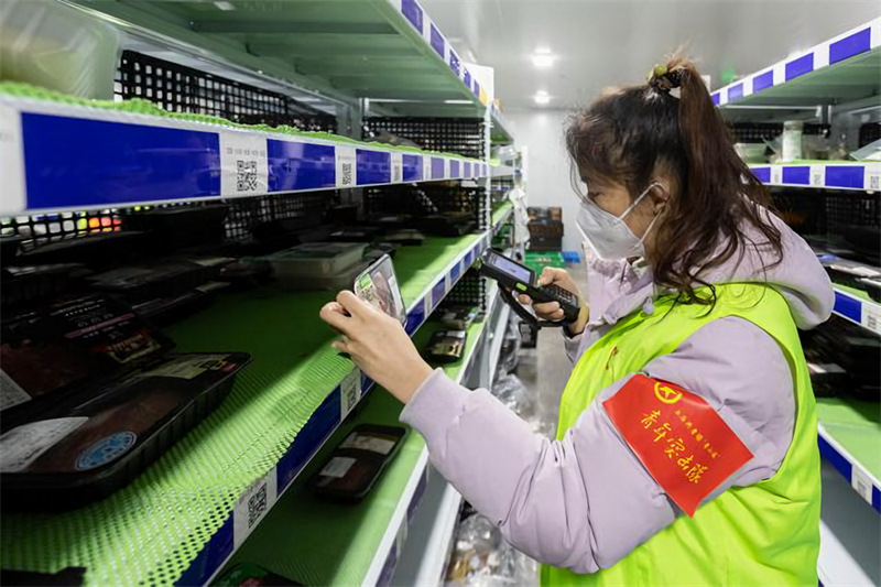 Shanghai : pour préserver les capacités de transport de la ville, un commando de jeunes se transforme en ? escouade ? pour le tri des légumes et des fruits