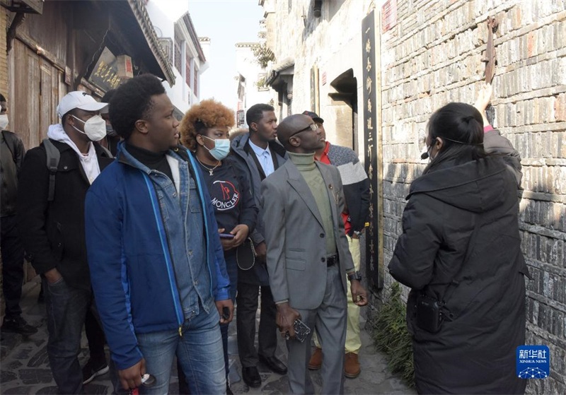 Les étudiants africains célèbrent le Nouvel An chinois dans une vieille ville chinoise