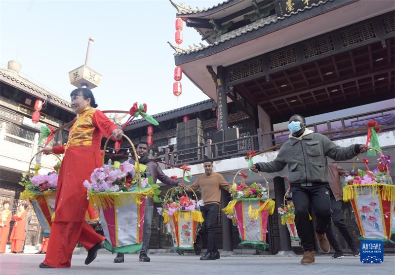 Les étudiants africains célèbrent le Nouvel An chinois dans une vieille ville chinoise