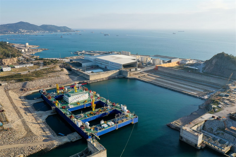 Guangdong : le coulage de la dernière section du tunnel sous-marin du corridor Shenzhen-Zhongshan est terminé