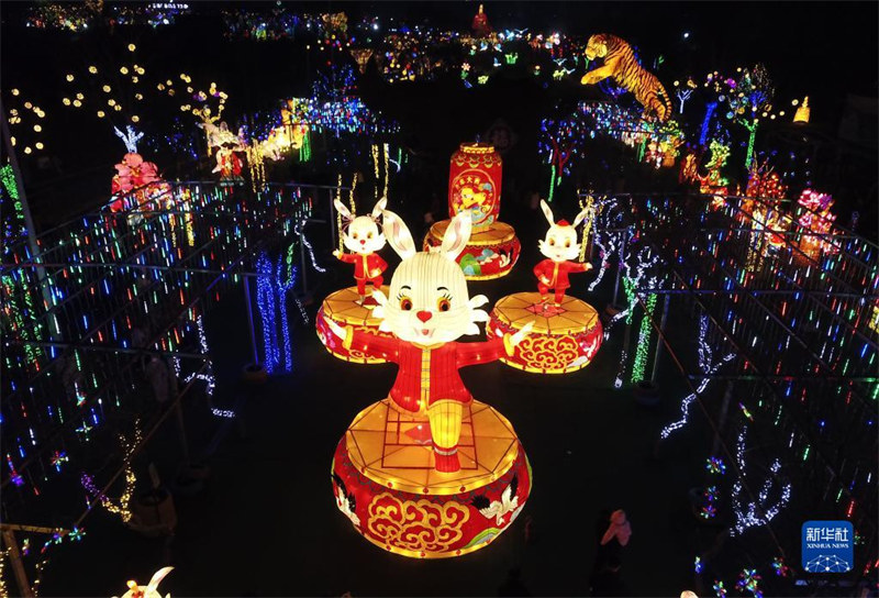 Shandong : des lanternes brillantes pour célébrer la Fête des Lanternes à Zibo