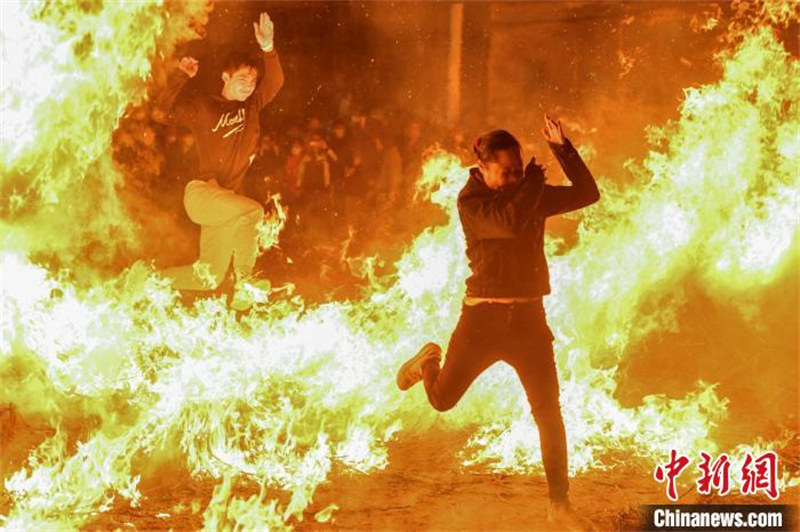 Hainan : les habitants célèbrent la Fête des Lanternes en ? traversant la mer de feu ? à Haikou