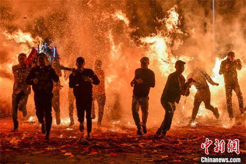 Hainan : les habitants célèbrent la Fête des Lanternes en ? traversant la mer de feu ? à Haikou