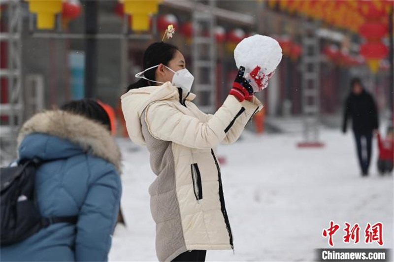 Mongolie intérieure : la ville de Hohhot accueille la neige de printemps, les gens s'en amusent