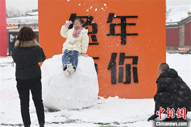 Mongolie intérieure : la ville de Hohhot accueille la neige de printemps, les gens s'en amusent