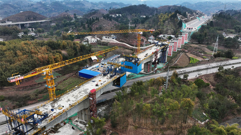 Sichuan : la construction du pont n° 2 de Jiang'an sur le fleuve Yangtsé se poursuit