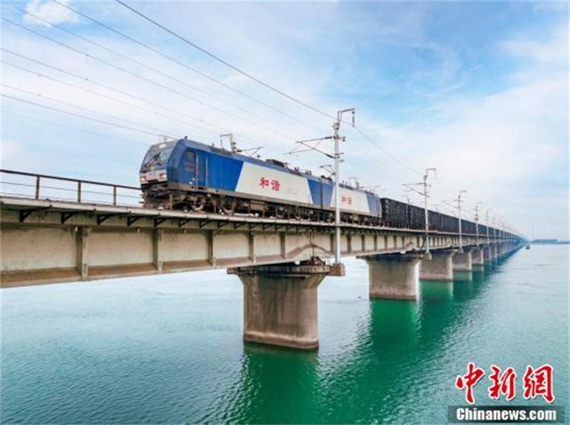 Hebei : des ? Spidermen ? sur le pont maritime assurent l'entretien en haute altitude et en mer