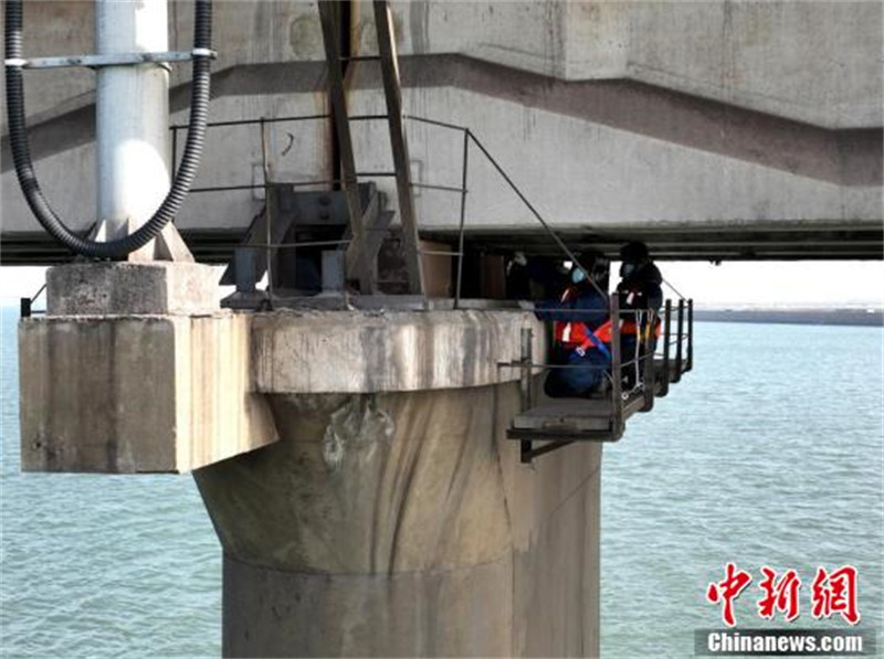 Hebei : des ? Spidermen ? sur le pont maritime assurent l'entretien en haute altitude et en mer