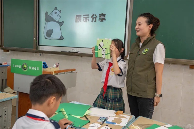 Hainan : première le?on de la rentrée à Haikou, les pandas géants en ligne comme invités