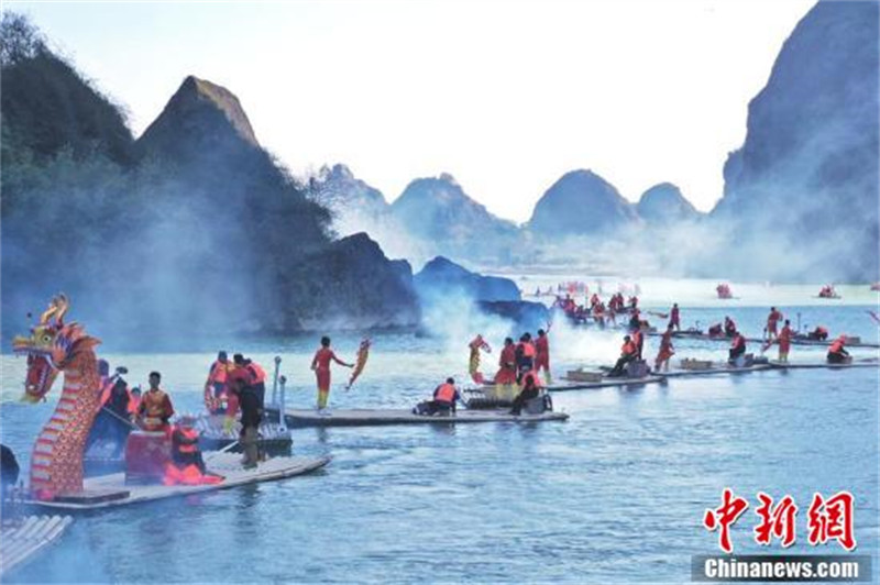 Jiangxi : des ? dragons colorés ? dérivent sur une rivière, priant pour les touristes