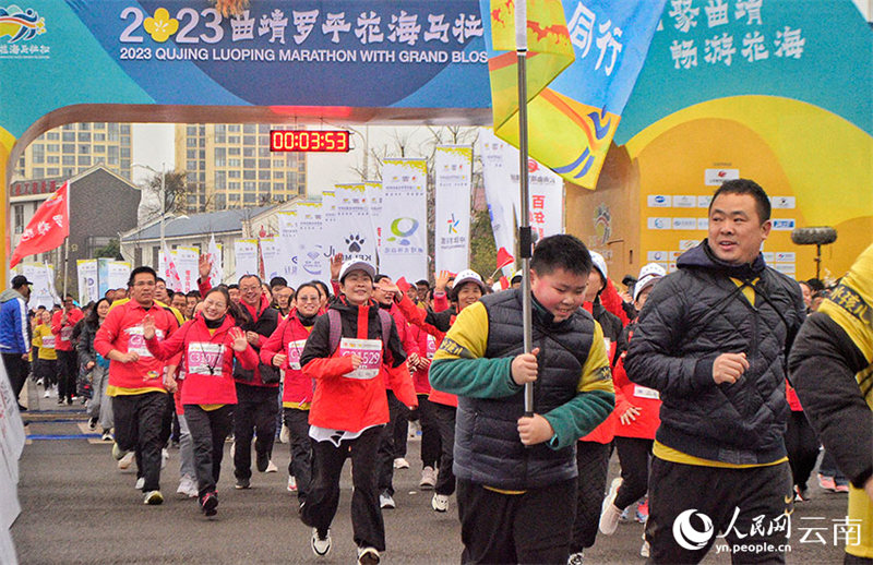 Yunnan : des marathons organisés au milieu d'une mer de fleurs de colza