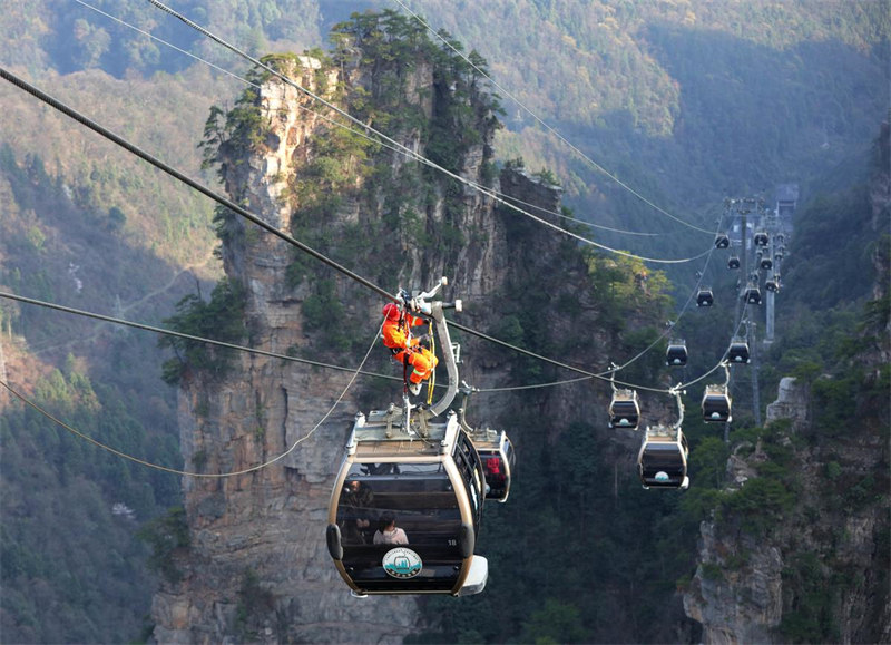 Hunan : un exercice de sauvetage à haute altitude du téléphérique organisé à Zhangjiajie