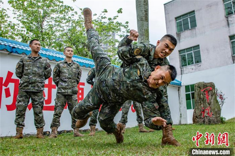 Guangxi : des soldats de la police armée du Beihai suivent une formation intensive sur plusieurs thèmes