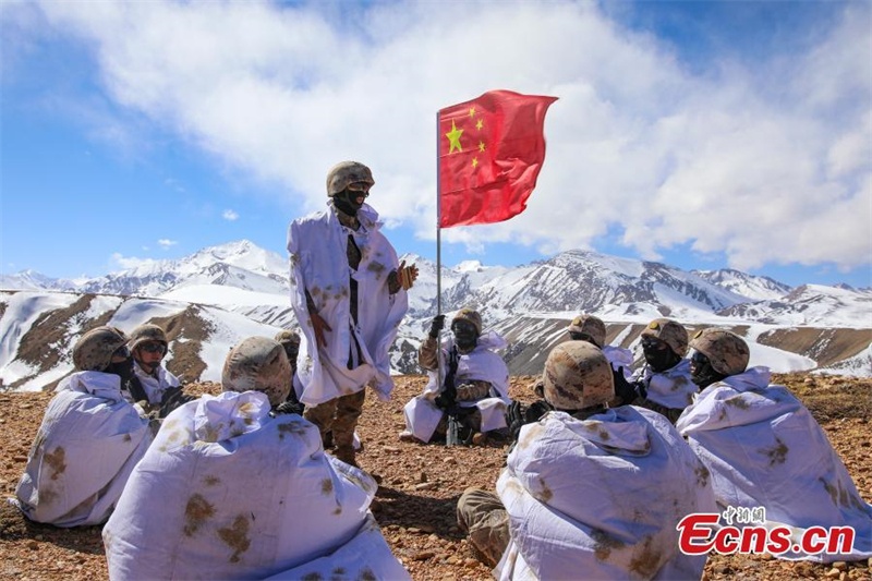 Tibet : des soldats patrouillent sur le plateau enneigé