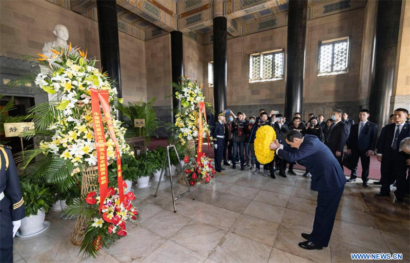 L'ancien dirigeant de Taiwan Ma Ying-jeou visite le mausolée de Sun Yat-sen à Nanjing