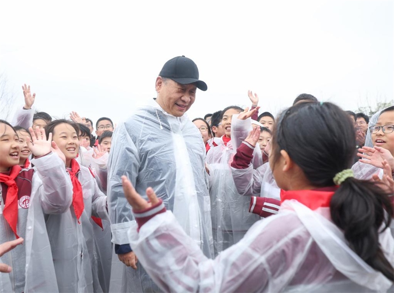 Xi Jinping plante des arbres à Beijing et appelle à davantage d'efforts de reboisement pour une belle Chine