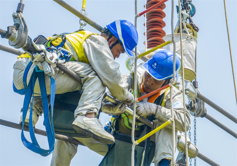 Anhui : l'entretien de la ligne UHV de la ligne principale de transmission d'électricité Ouest-Est à Wuwei