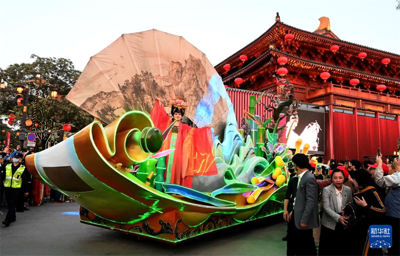 Shaanxi : un défilé de costumes traditionnels chinois à Xi'an