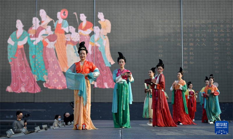 Shaanxi : un défilé de costumes traditionnels chinois à Xi'an