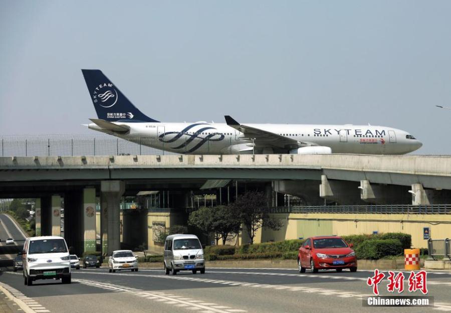 Sichuan : des avions-taxis roulent au-dessus de la circulation à Chengdu