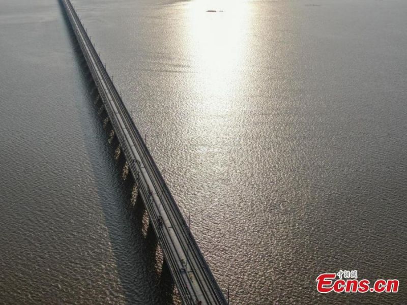 Jiangxi : la vue aérienne du pont de?lac Jinxi