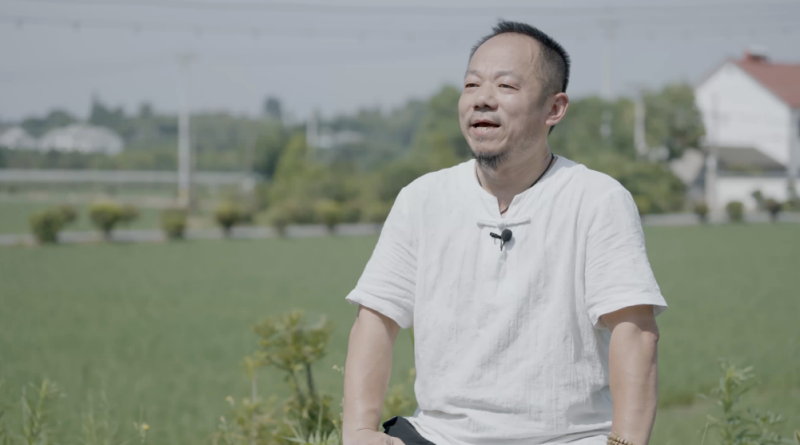 Photo montrant Xu Yan, qui travaille dans l'industrie du bambou du comté d’Anji depuis de nombreuses années. (Yuan Meng / Le Quotidien du Peuple en ligne)