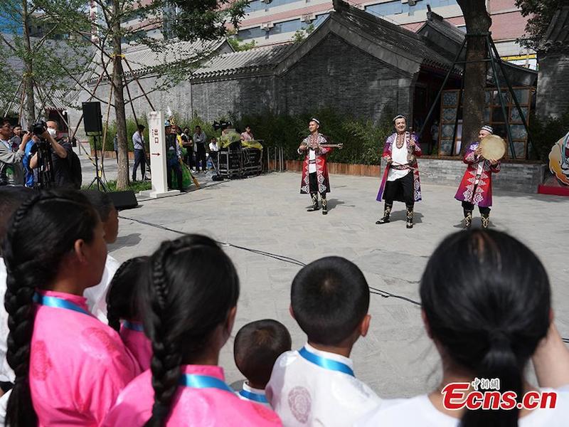 Des enfants tibétains célèbrent la Journée des enfants à Beijing