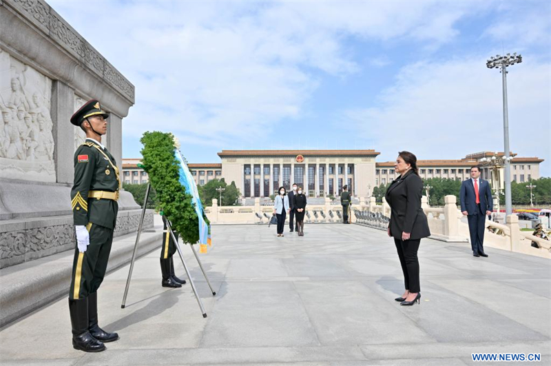 Chine : la présidente du Honduras rend hommage aux Héros du peuple